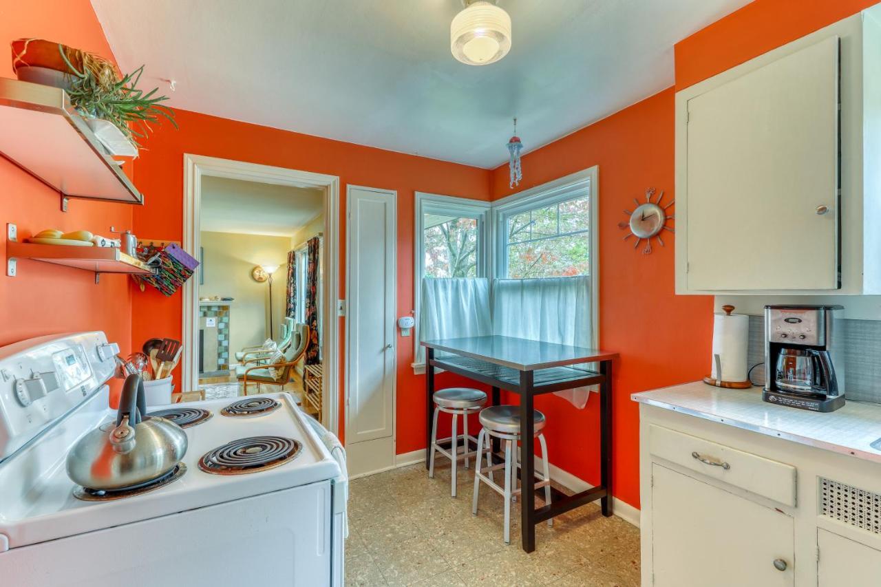 Husky Hideaway - 2 Bed 1 Bath Vacation In