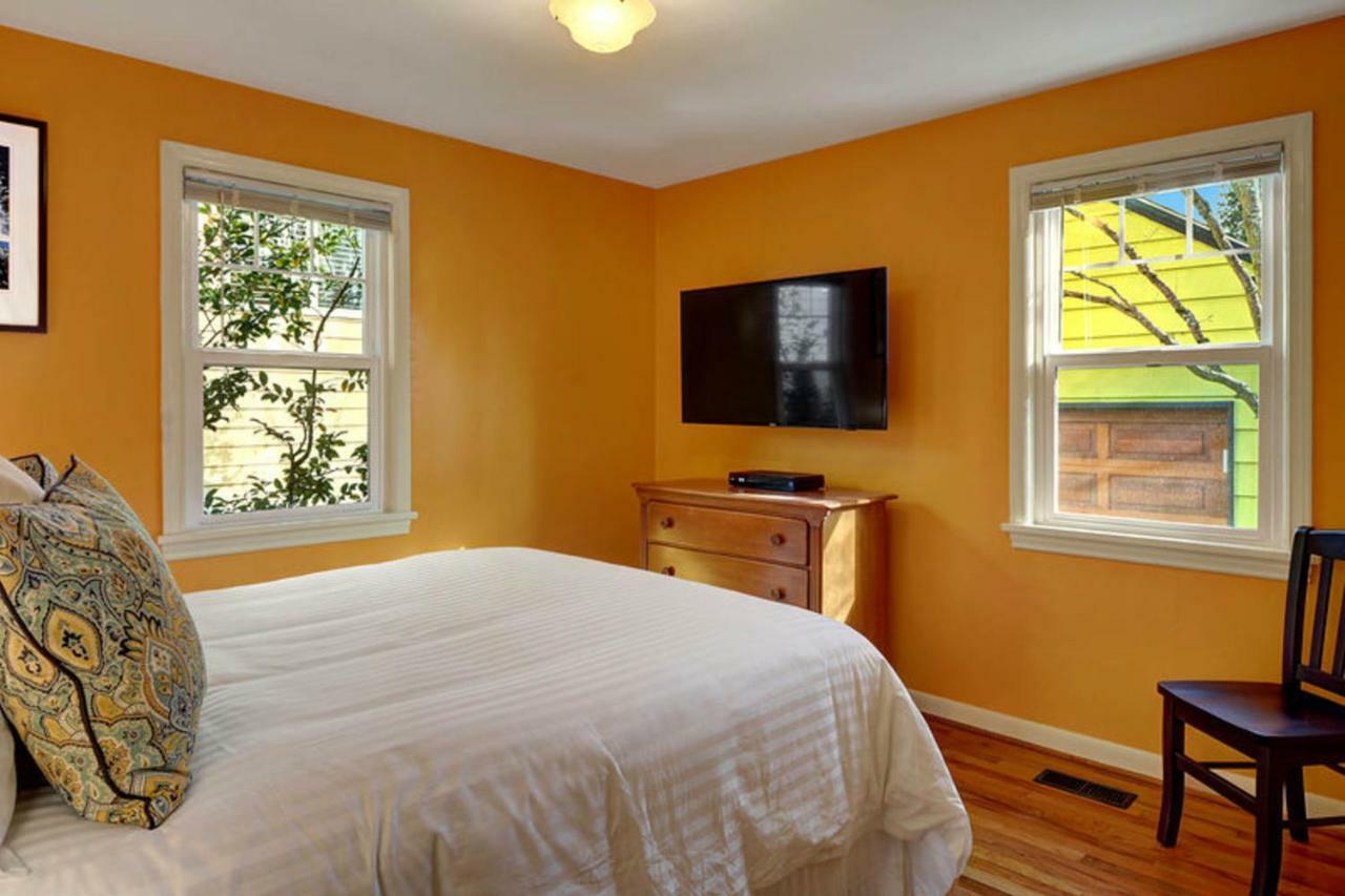 Husky Hideaway - 2 Bed 1 Bath Vacation In Seattle