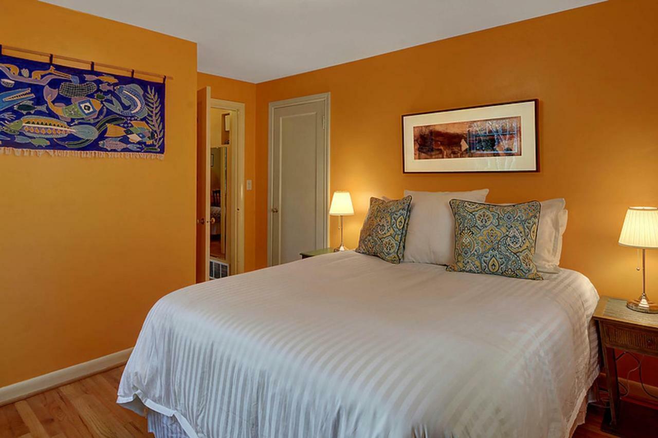 Husky Hideaway - 2 Bed 1 Bath Vacation In Seattle