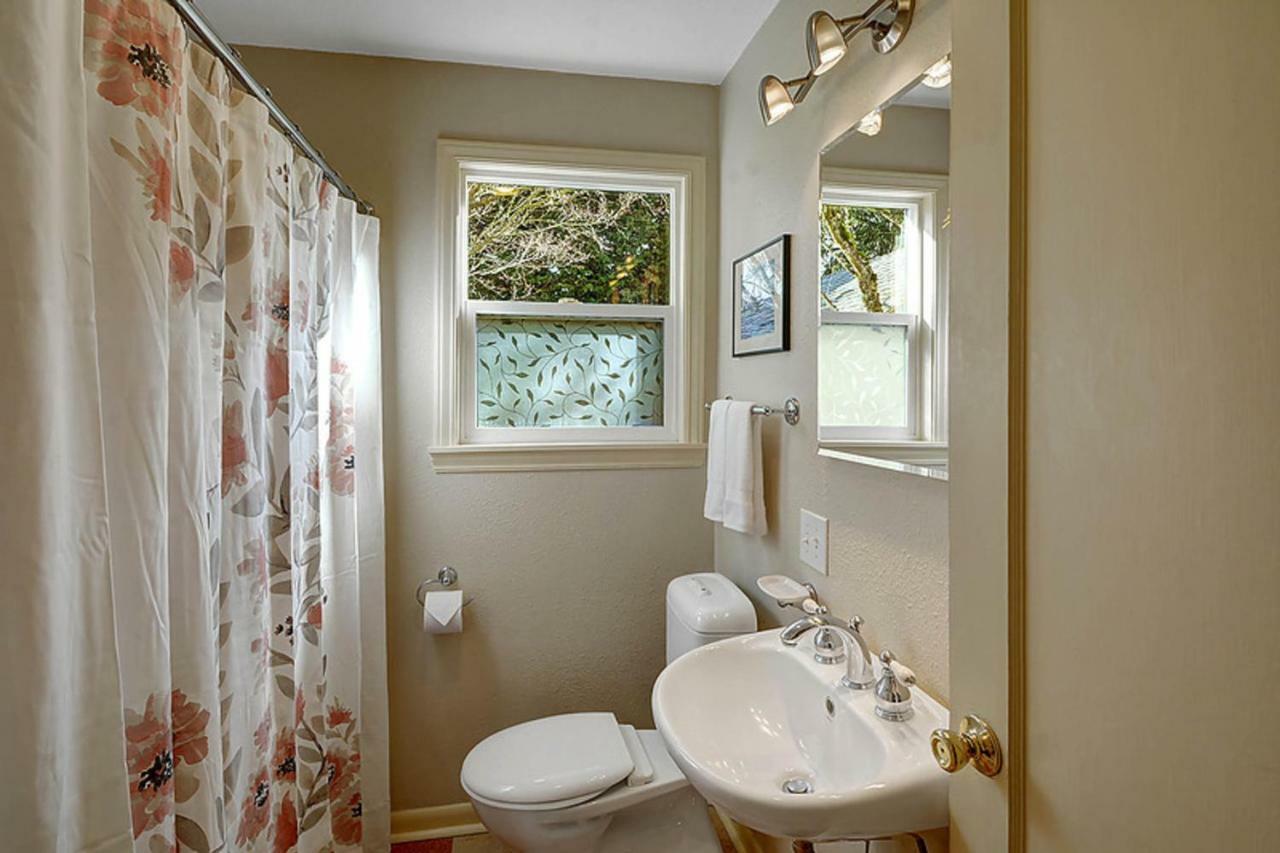 Husky Hideaway - 2 Bed 1 Bath Vacation In Seattle